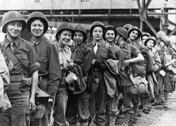 Les femmes derrières les hommes Les femmes derrières les hommes
