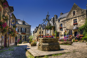 Place ensoleillée dans le centre ville de Rochefort